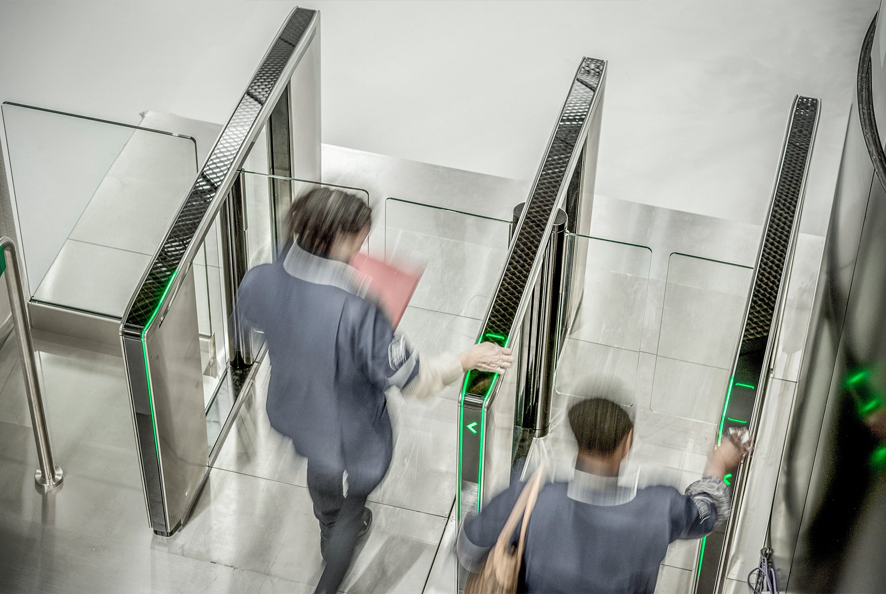 Sensorschleusen zur schnellen und reibungslosen Steuerung von Besucher- und Mitarbeiterströmen.