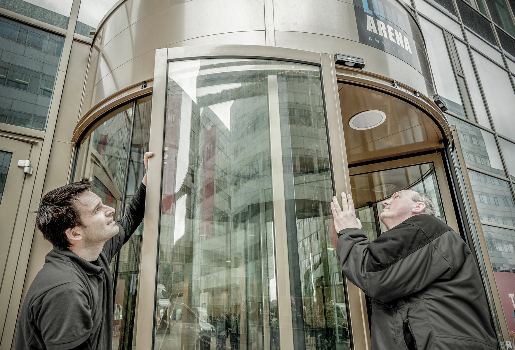 Individuell passend: Boon Edam Mitarbeiter geben einer Karusseltür "den letzten Schliff". Die ERP und PLM Ausrichtung im Unternehmen heißt SAP.