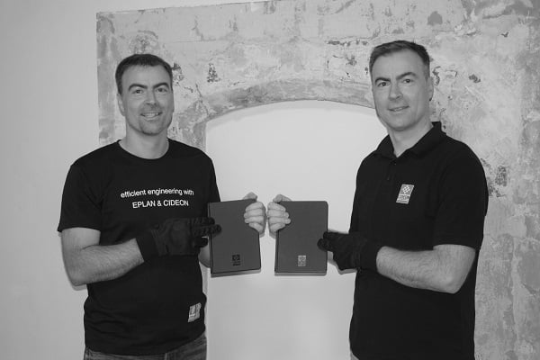 Thomas Dalkowski und Mathias Heppert mit Schreibmaterial