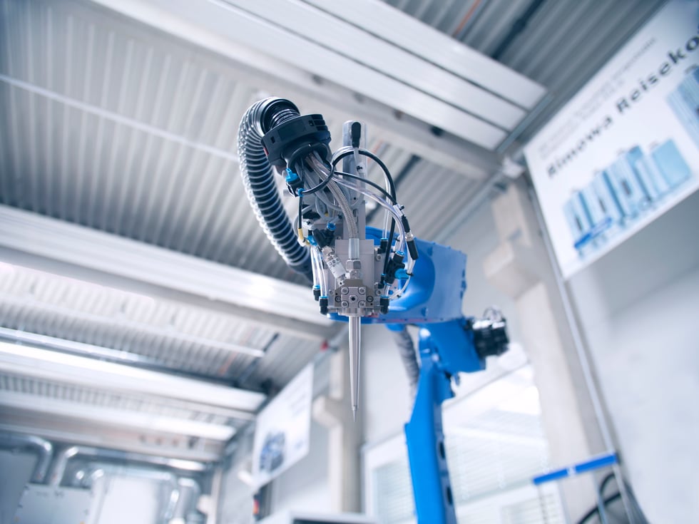 Das Dosierventil der einkomponentigen Schaumdichtungstechnik von CeraCon ist so schlank, dass es von einem einfachen 6-Achs-Industrieroboter gehandelt werden kann.